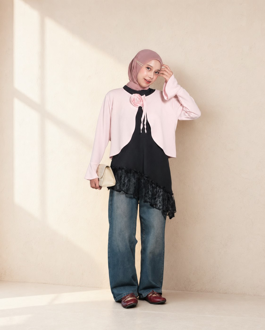 Model berhijab dengan outer merah muda dan celana denim